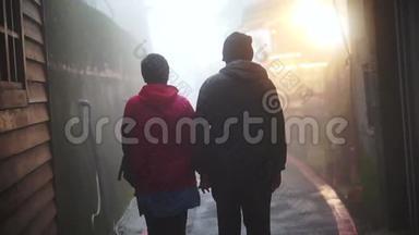 视频亚洲资深夫妇在雾中散步和牵手。 一起旅行看看世界